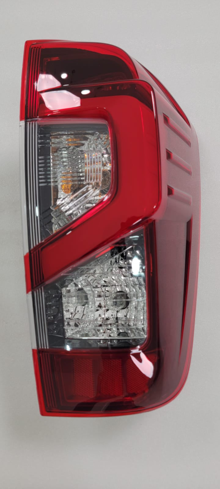 LUZ TRASERA RH NISSAN FRONTIER 21-23 PARA ORIGINAL