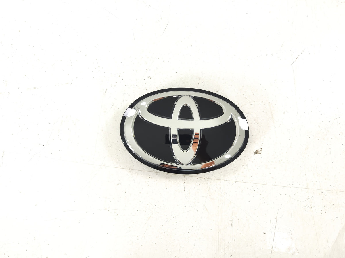 EMBLEMA DELANTERO LC300 22-25