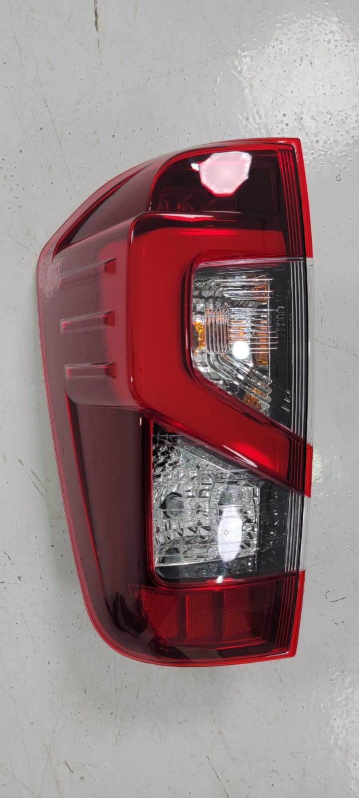 LUZ TRASERA LH NISSAN FRONTIER 21-23 PARA ORIGINAL