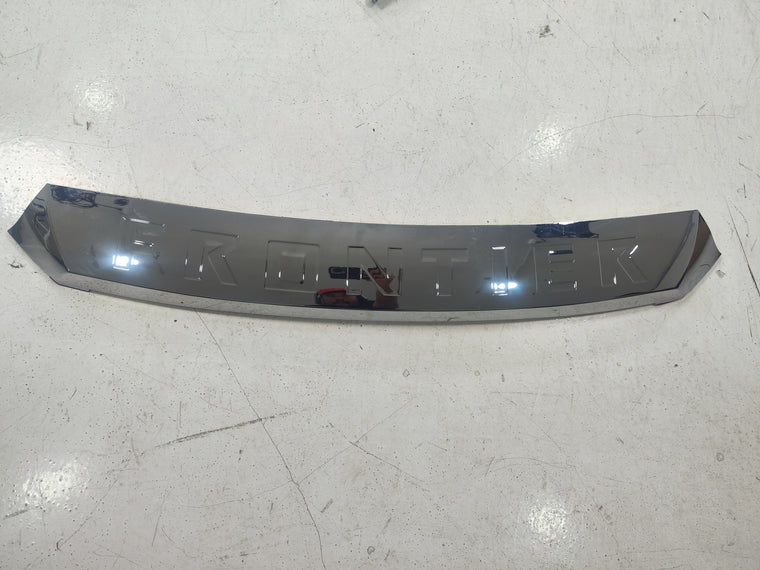CHROME BONETE NISSAN FRONTIER 21-22 SIN KIT